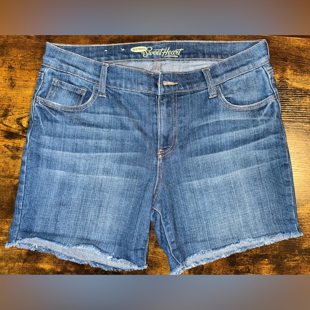 EUC Old Navy Sweetheart Cutoff Jean Shorts with Frayed Edge - 6